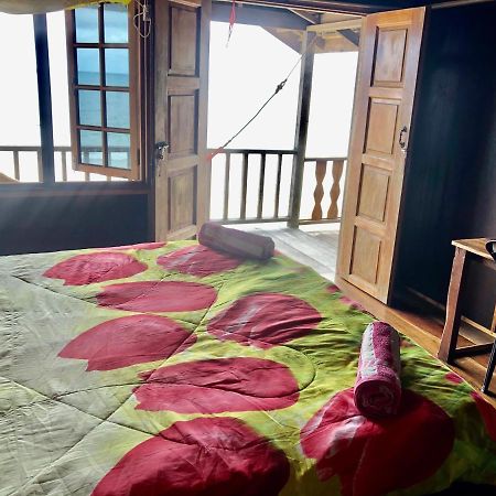 Beachfront Hut Upstairs Astra - Beach Shack Chalet Kampong Juara Екстер'єр фото