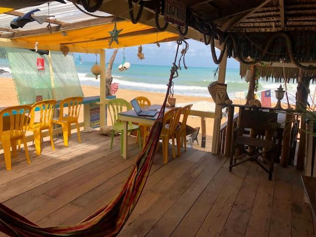 Beachfront Hut Upstairs Astra - Beach Shack Chalet Kampong Juara Екстер'єр фото
