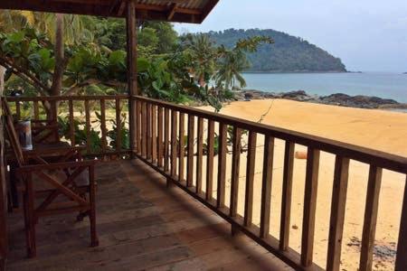 Beachfront Hut Upstairs Astra - Beach Shack Chalet Kampong Juara Екстер'єр фото