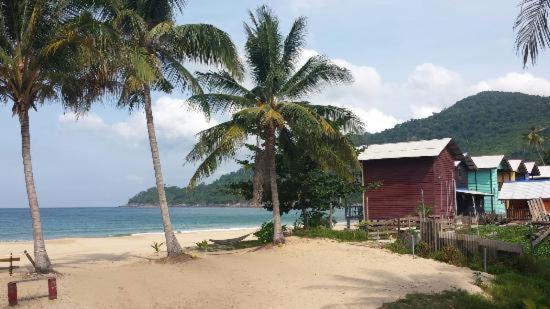 Beachfront Hut Upstairs Astra - Beach Shack Chalet Kampong Juara Екстер'єр фото