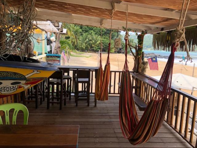 Beachfront Hut Upstairs Astra - Beach Shack Chalet Kampong Juara Екстер'єр фото