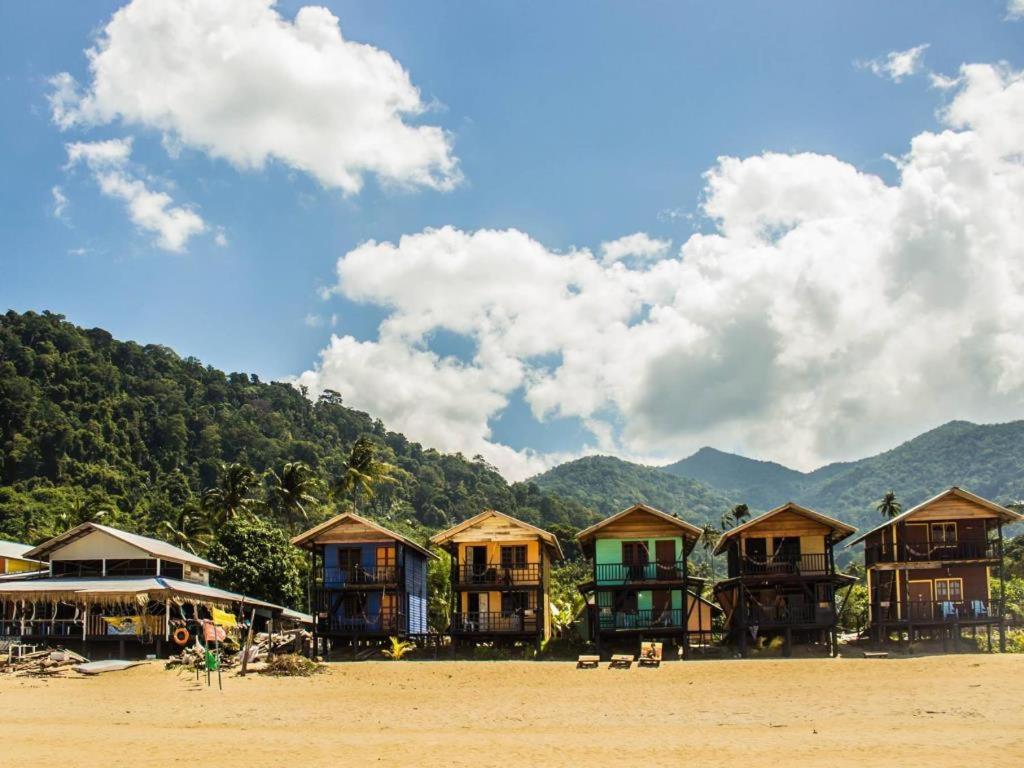 Beachfront Hut Upstairs Astra - Beach Shack Chalet Kampong Juara Екстер'єр фото