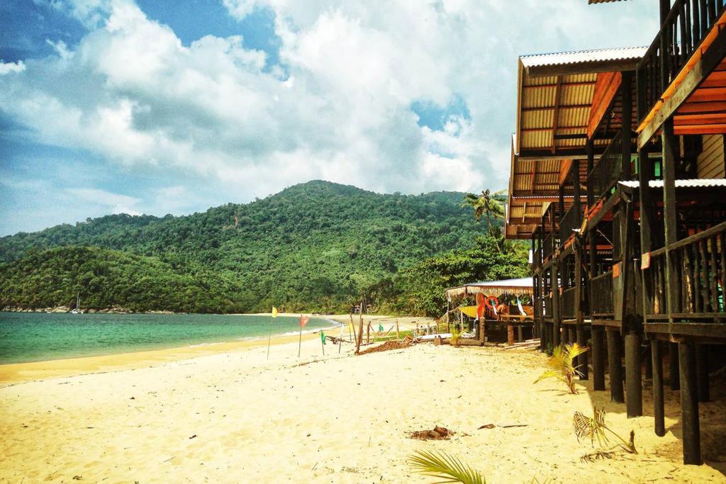 Beachfront Hut Upstairs Astra - Beach Shack Chalet Kampong Juara Екстер'єр фото