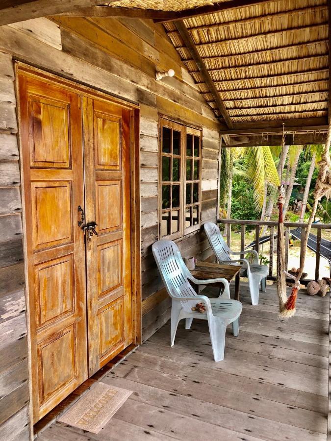 Beachfront Hut Upstairs Astra - Beach Shack Chalet Kampong Juara Екстер'єр фото
