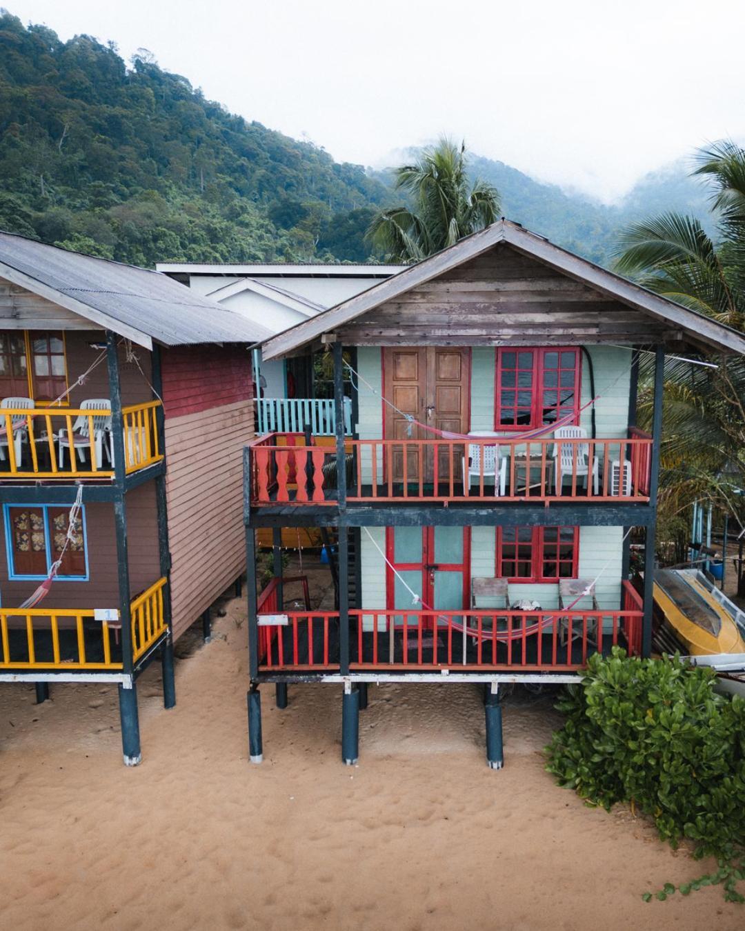 Beachfront Hut Upstairs Astra - Beach Shack Chalet Kampong Juara Екстер'єр фото