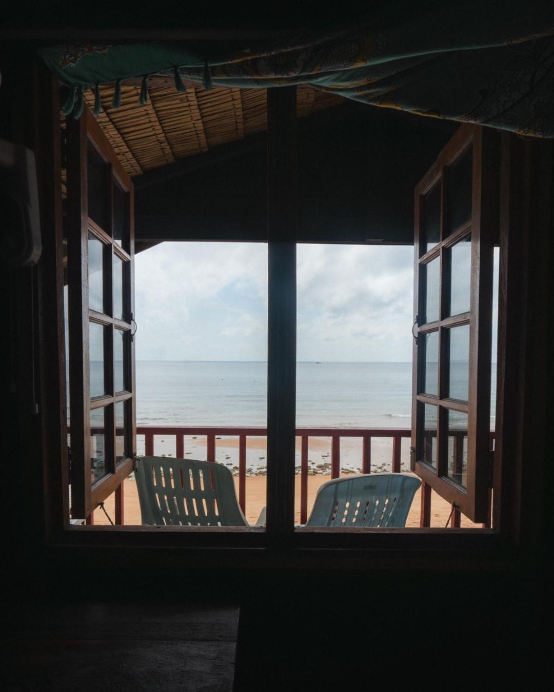 Beachfront Hut Upstairs Astra - Beach Shack Chalet Kampong Juara Екстер'єр фото